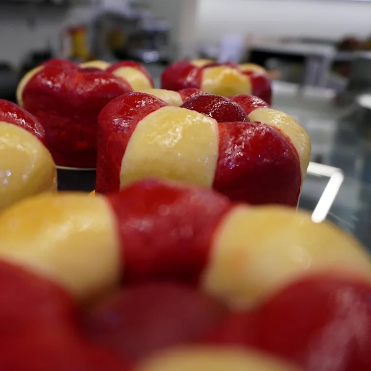 Brioche arlequín bicolor con corazón de frambuesa