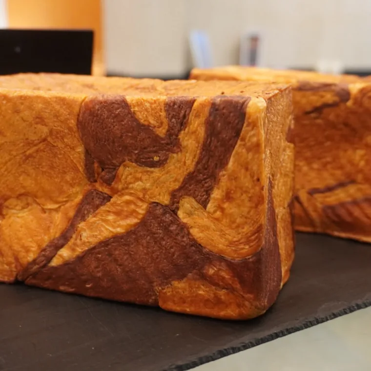 Brioche marmolado de chocolate cortado en rebanadas