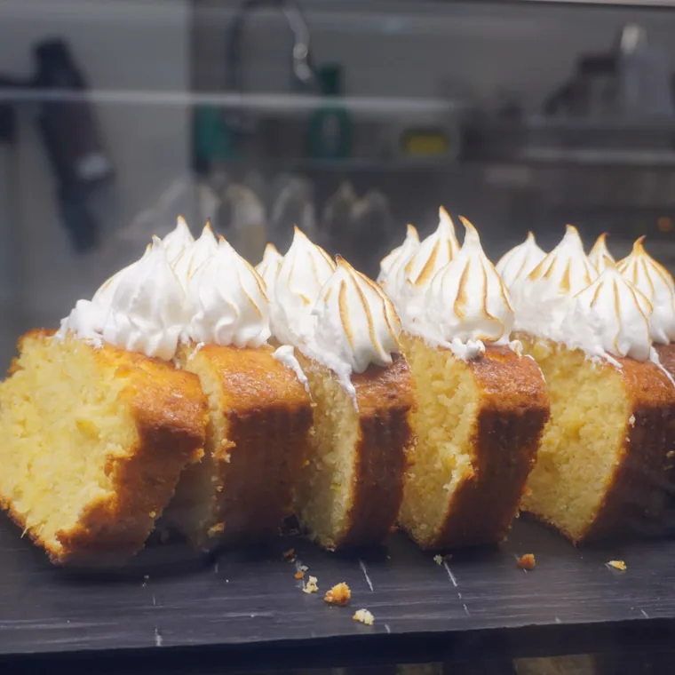 Porciones de cake de limón con merengue tostado