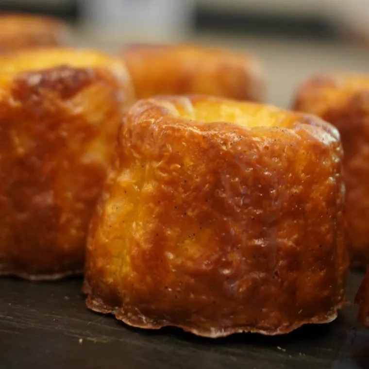 Canelés recién desmoldados