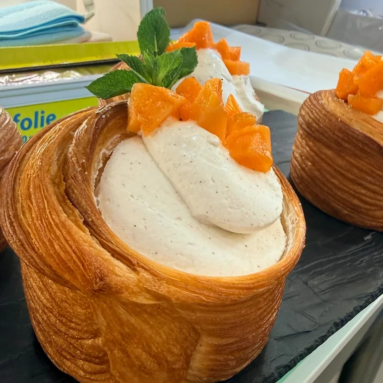 Cesta de hojaldre con chantilly y albaricoque