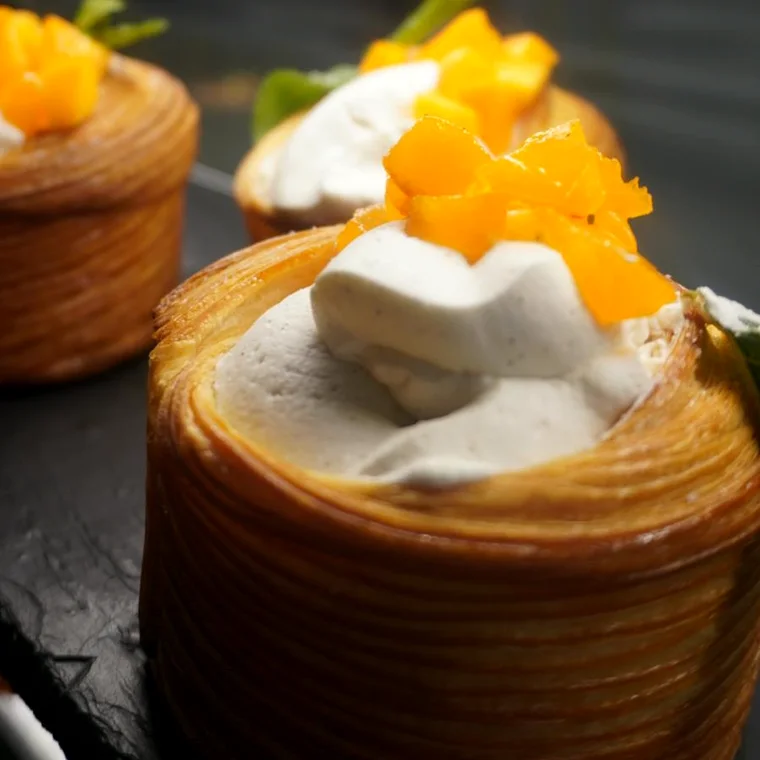 Cesta de hojaldre con chantilly y mango