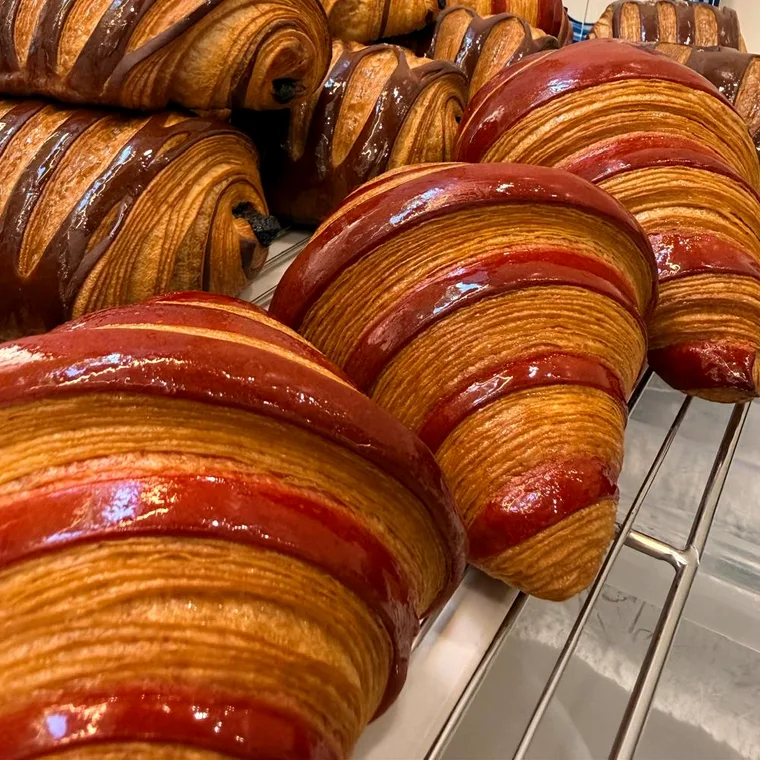 Croissants con cobertura bicolor roja