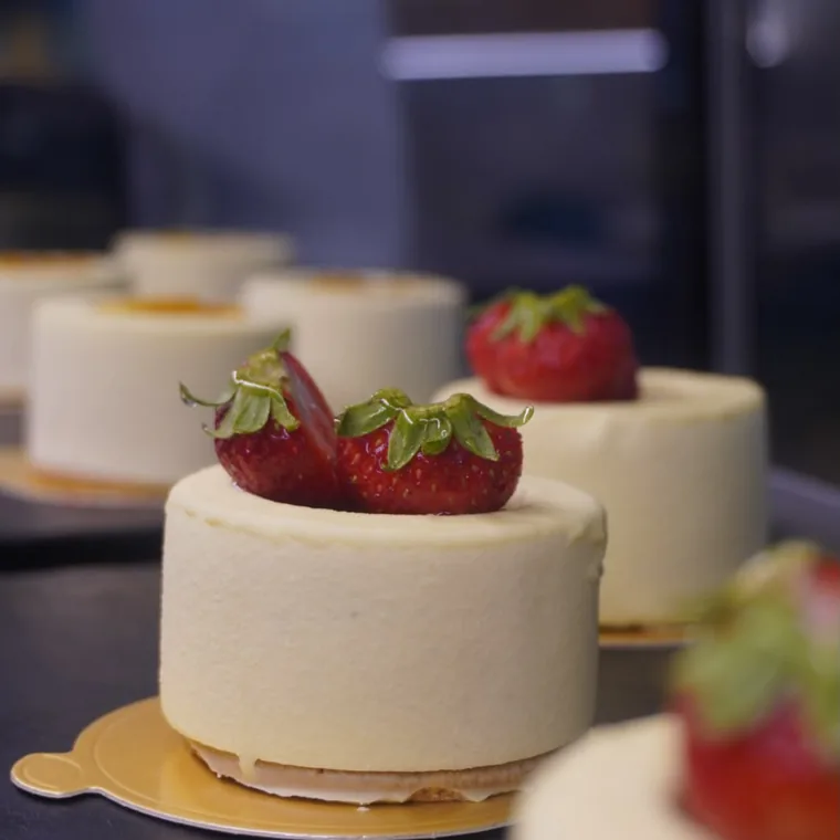 Entremet individual de mousse con fresas frescas encima