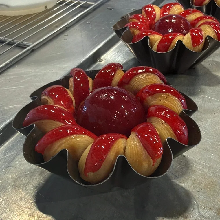 Flor de hojaldre con glaseado de fruta roja