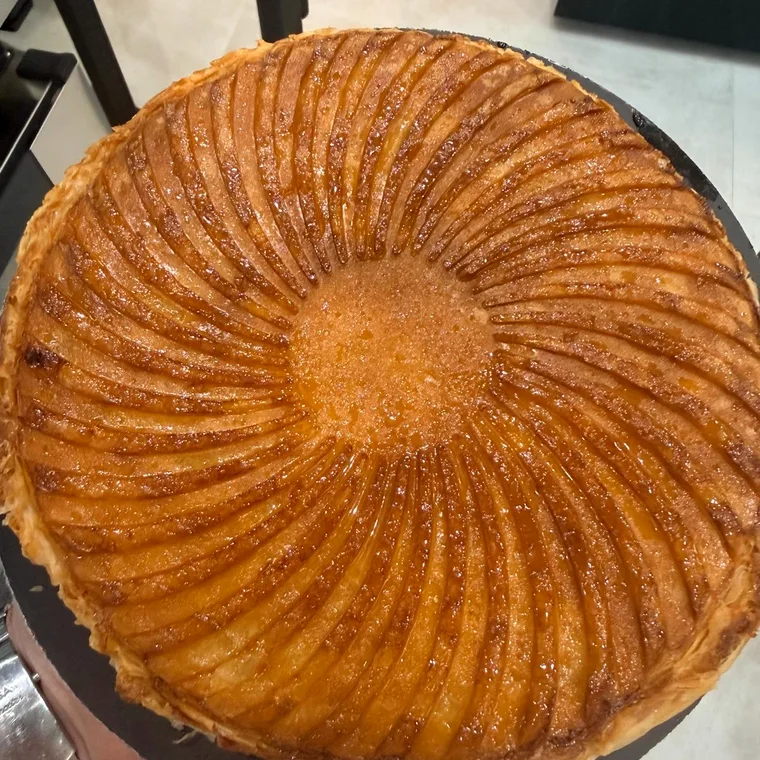 Galette des rois con el hojaldre rayado en espiral