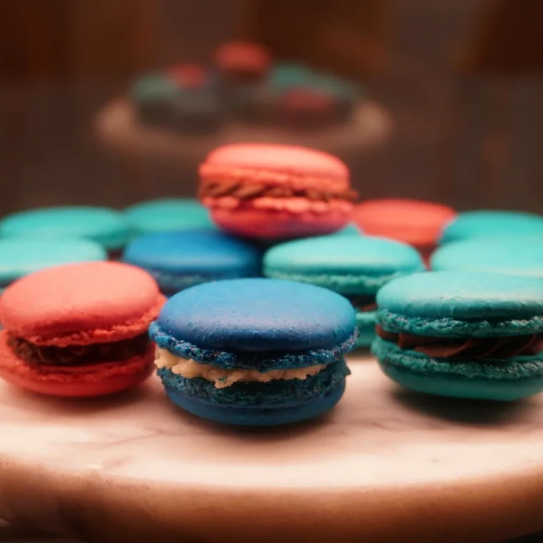 Macarons de colores sobre mármol