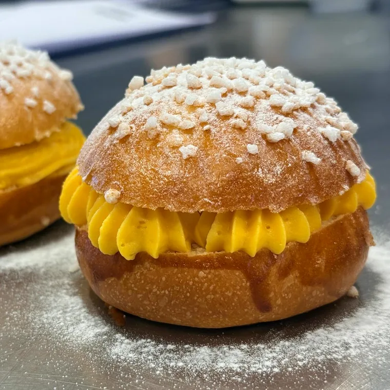 Maritozzi relleno de crema de maracuyá