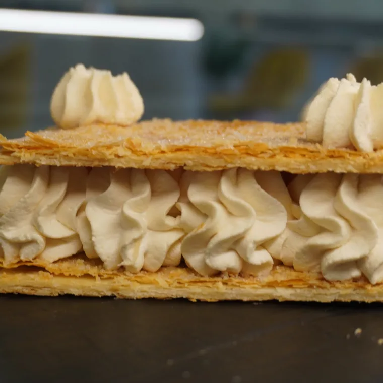 Milhojas de hojaldre con chantilly montada entre capas