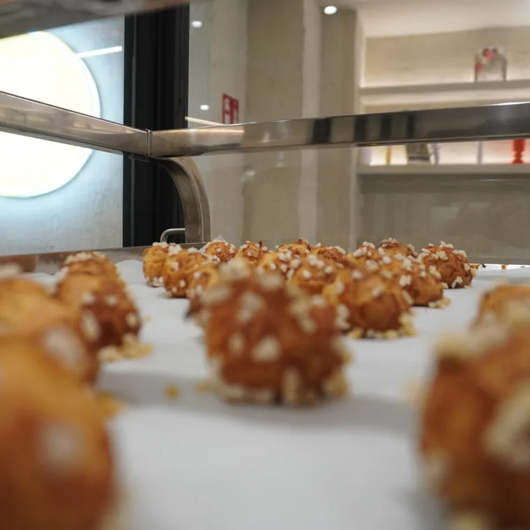 Mini choux con azúcar perlado recién salidos del horno