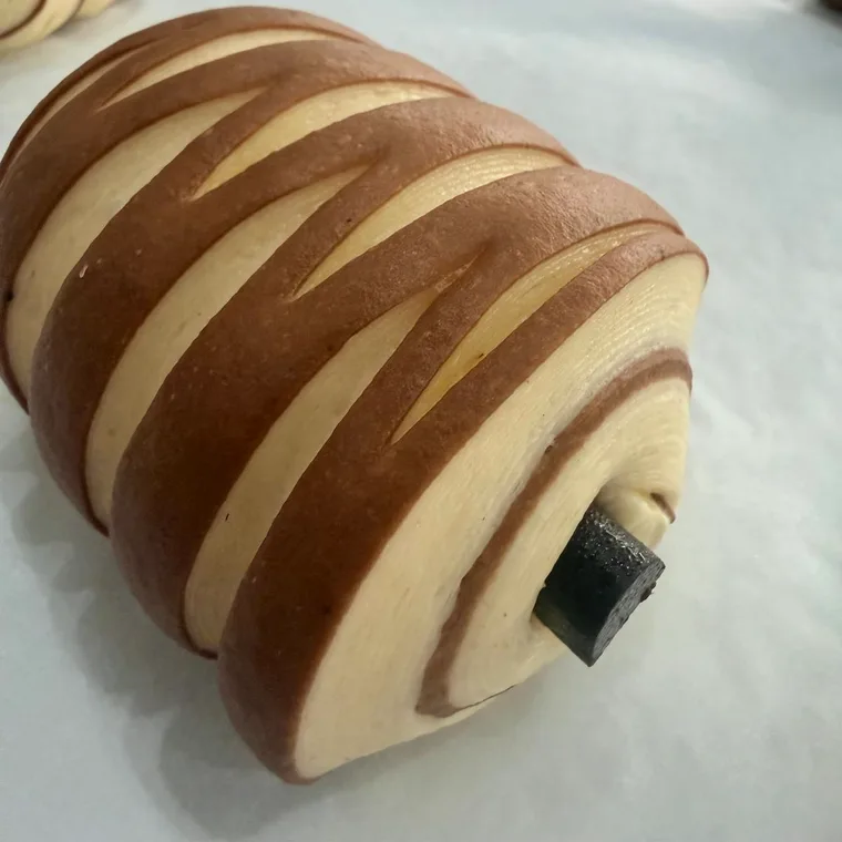 Pain au chocolat con cobertura bicolor de chocolate