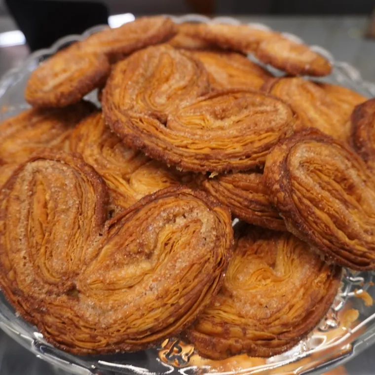 Palmeras de hojaldre caramelizado apiladas en bandeja