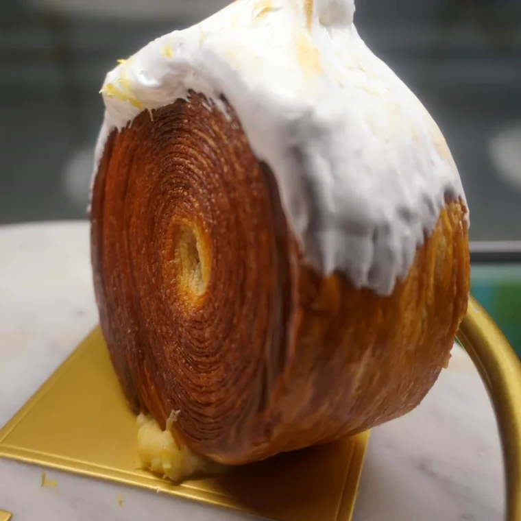 Roll de limón pie con merengue italiano tostado