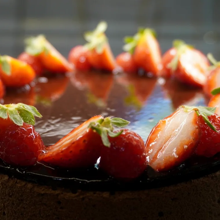 Tarta de mousse de chocolate con fresas y glaseado brillante
