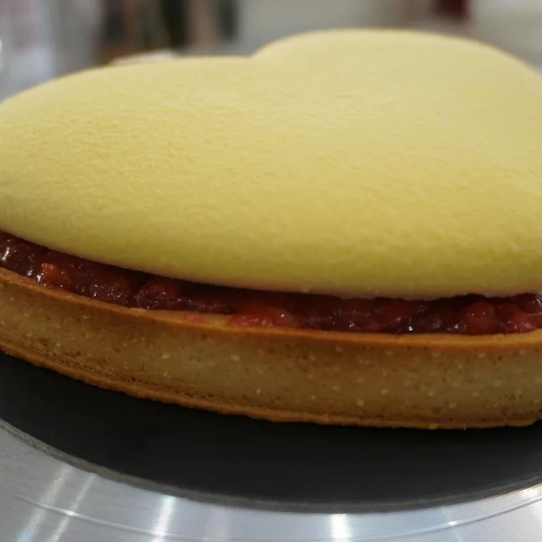 Tarta con forma de corazón con crema y frutas