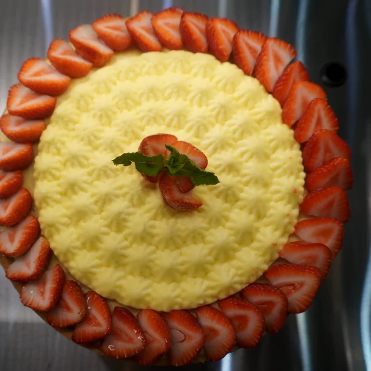 Tarta de fresa con las fresas colocadas en corona