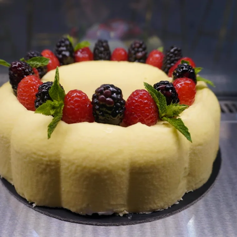 Tarta de mousse con frambuesas y moras encima