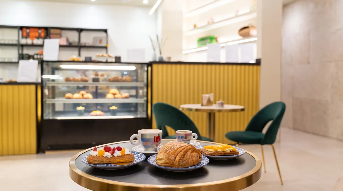 La sala de Le Mulé por la mañana, con la mesa puesta para desayunar