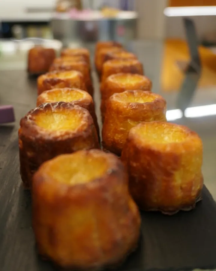 Canelés recién desmoldados en el obrador