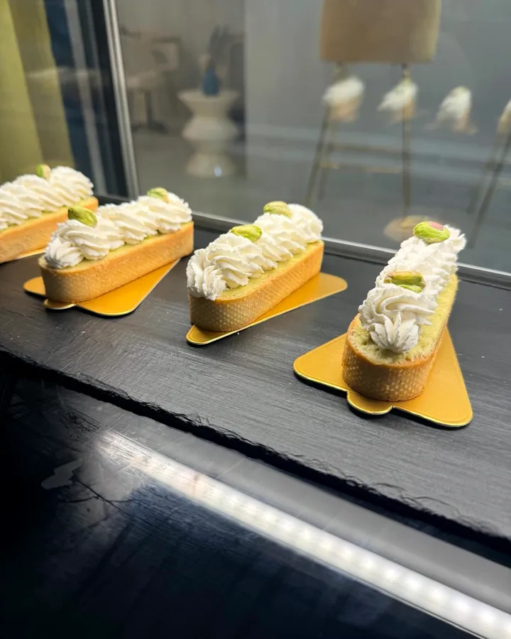 Éclairs de pistacho en la vitrina