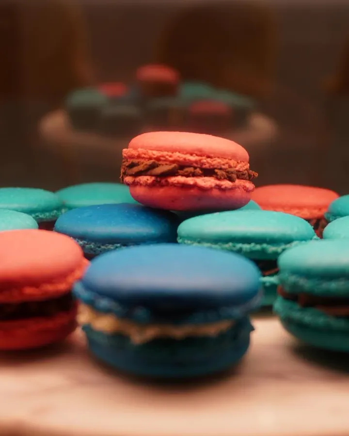 Macarons de colores sobre la mesa